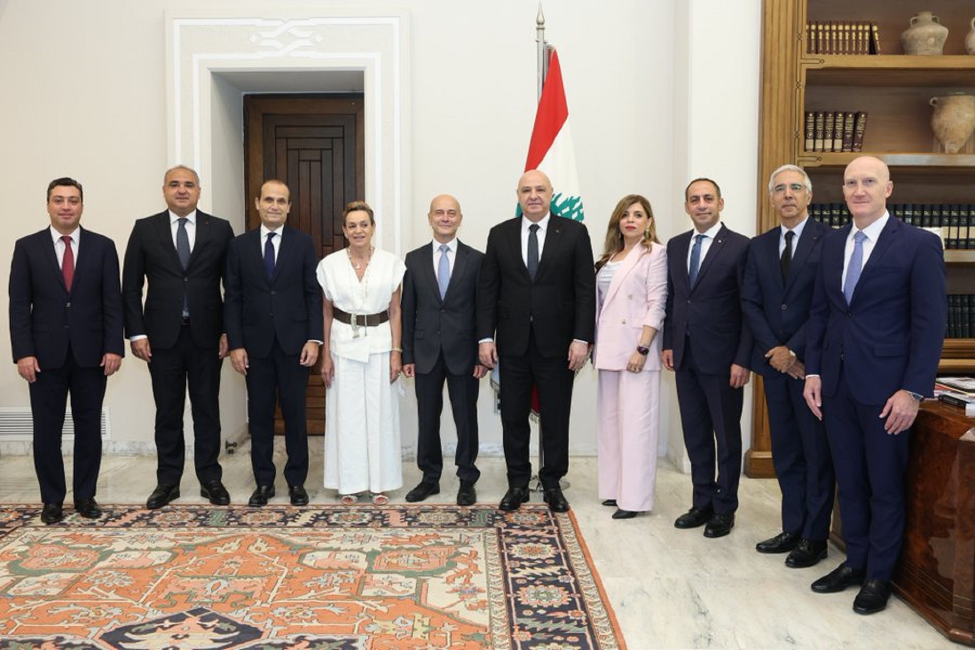عون أمام سفراء جدد معتمدين في الخارج: من واجبكم أن تكونوا رسلاً للبنان الدولة الواحدة الموحَّدة الحاضنة لجميع مكونات المجتمع